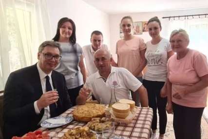 "Hvala baka Dobrili" Vučić u jednom selu dobio NESVAKIDAŠNJI POKLON (FOTO)