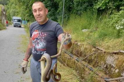 "DALEKO JOJ LIJEPA KUĆA" Pohvalio se hvatanjem zmije, građani se šokirali (FOTO)