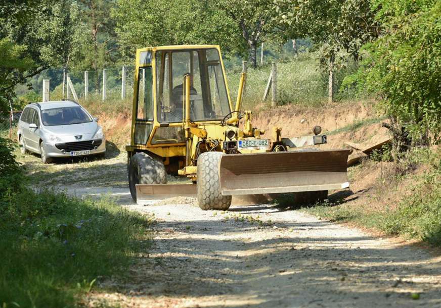 Rekonstrukcija puteva prigradskog područja: Počelo asfaltiranje lokalnog puta Preradi–Borkovići