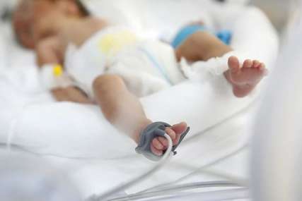 Beba od 4 dana zaražena koronom: Novorođenče na kiseoniku, prebačeno u Institut za majku i dijete