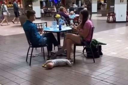 Kandidati za najgore roditelje na svijetu: Sjede za stolom, a bebu ostavili da leži na pločicama usred tržnog centra (VIDEO)