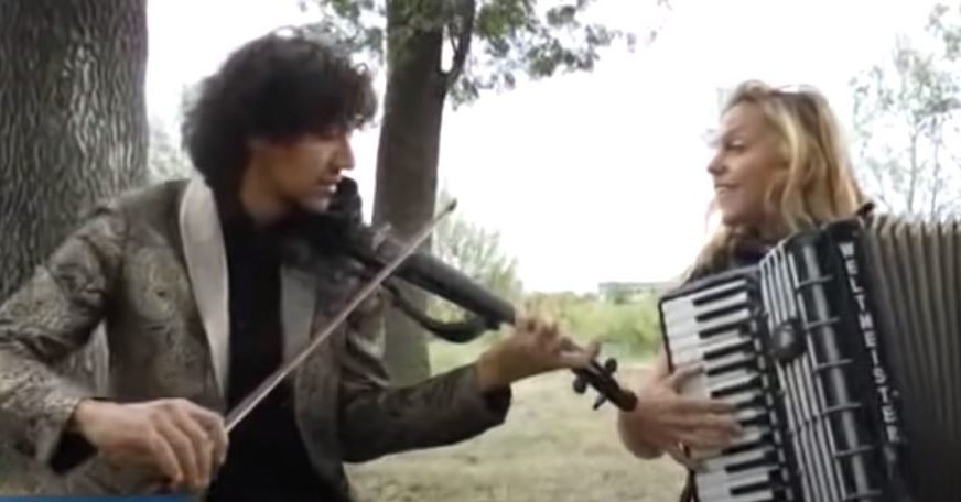 Život piše romane: Branko je bio siromašni violinista dok nije upoznao Engleskinju Fejt, sada zajedno osvajaju muzičku scenu (VIDEO)