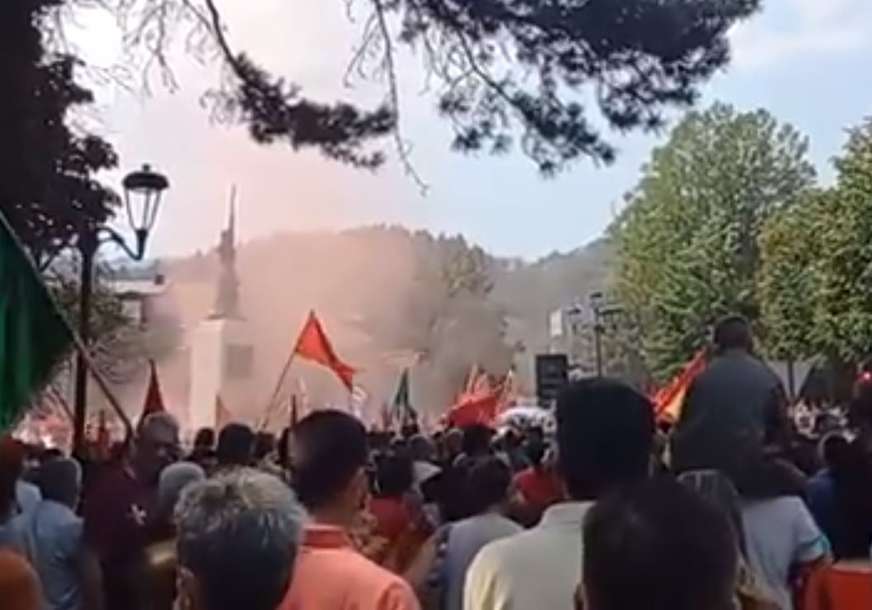 Milove pristalice protiv ustoličenja Joanikija "Nije vam ovo Srbija, nećemo srpski svijet i predaju đavolu" (VIDEO)