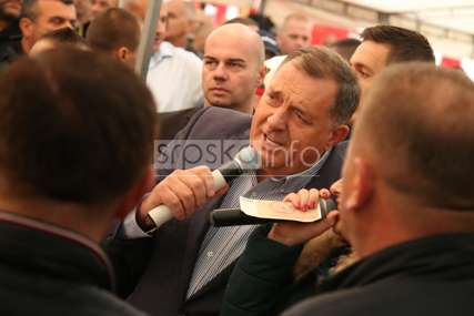 Dodik nije govorio za govornicom ali je bio glavni pod šatorom: Opet zapjevao, a pratili ga Goci bend i partijski drugovi iz SNSD (VIDEO)