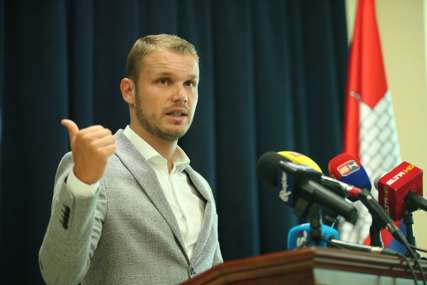 Stanivuković najavio nova pojeftinjenja mjesečnih karata u javnom prevozu za NAJOSJETLJIVIJE KATEGORIJE GRAĐANA