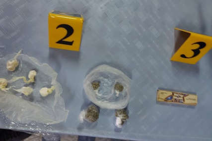 Pretresi u Derventi: Zaplijenjeno pet paketića droge