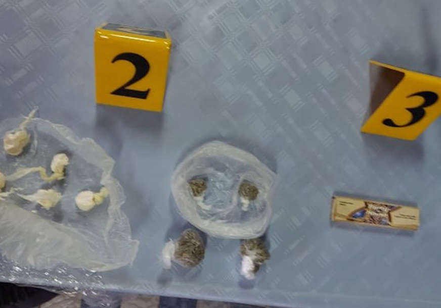 Pretresi u Derventi: Zaplijenjeno pet paketića droge