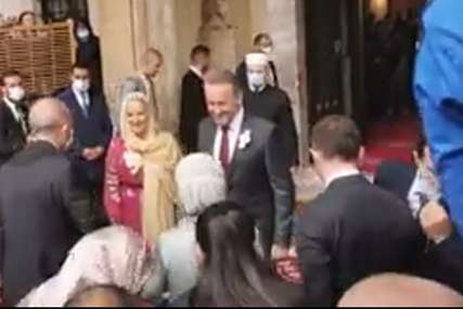 Stigao i svjedok vjenčanja: Porodicu Erdogan ispred džamije dočekali Sabija i Bakir Izetbegović (VIDEO)