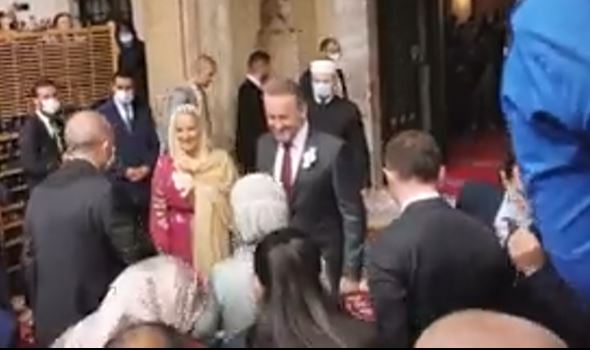 Stigao i svjedok vjenčanja: Porodicu Erdogan ispred džamije dočekali Sabija i Bakir Izetbegović (VIDEO)