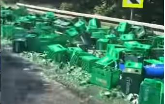 Na putu potok: Sa prikolice kamiona poispadale gajbe piva i otežale saobraćaj (VIDEO)