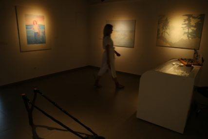 Izložba slika u galeriji