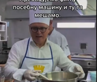 Goran Vesić u novoj ulozi: U kuvarskoj opremi pripremao palačinke u šatou za radnike (VIDEO)