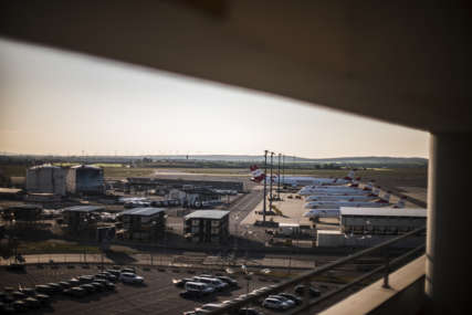 Drama na aerodromu u Beču: Policija pronašla sumnjiv paket, u toku evakuacija putnika