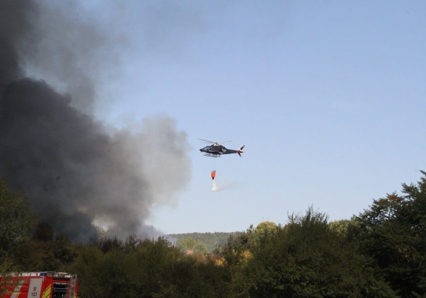 Snimak iz letjelice: Helikopter gasi požar u Banjaluci (VIDEO)