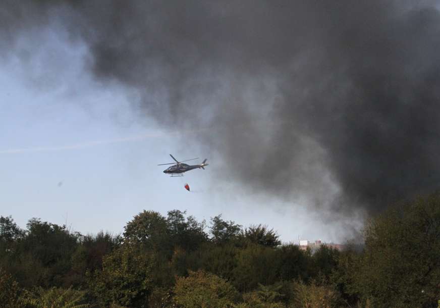 Helikopter učestvuje u gašenju vatre: Pod kontrolom požar u Banjaluci  (VIDEO,FOTO)
