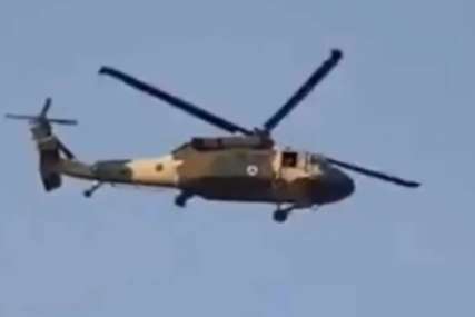 OBJESILI ČOVJEKA? Talibani se hvale kako lete američkim helikopterom, a na jednom snimku se vidi kako nešto visi (UZNEMIRUJUĆE)