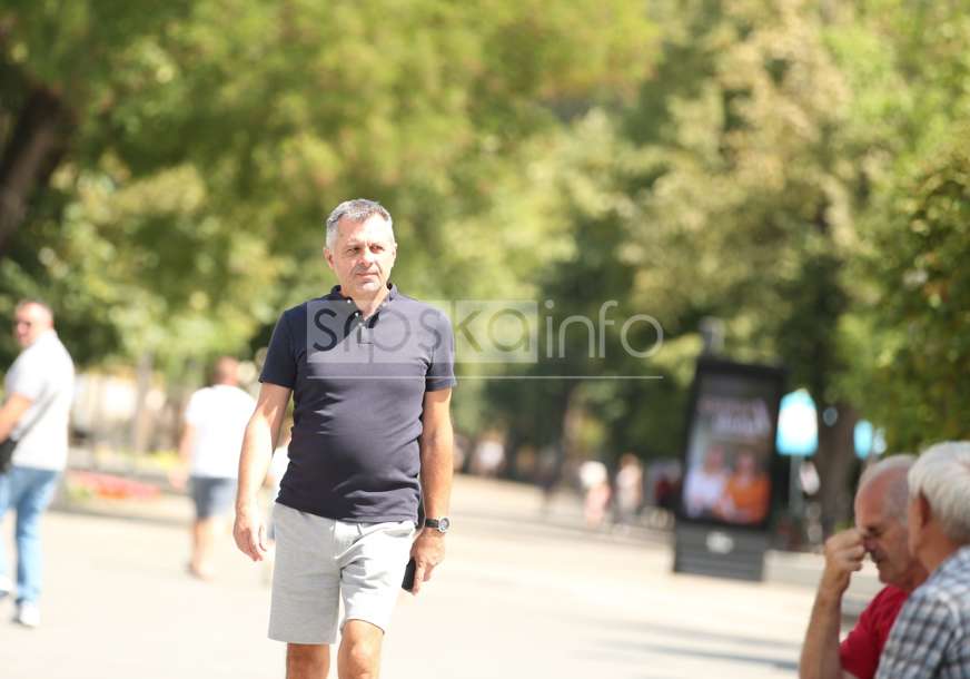 Rijetko se pojavljuje u javnosti: Bivši gradonačelnik Banjaluke u ležernoj šetnji kroz centar grada (FOTO)