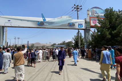 “Nemamo namjeru da nekoga povrijedimo” Talibani pucali u vazduh na aerodromu u Kabulu da rastjeraju masu