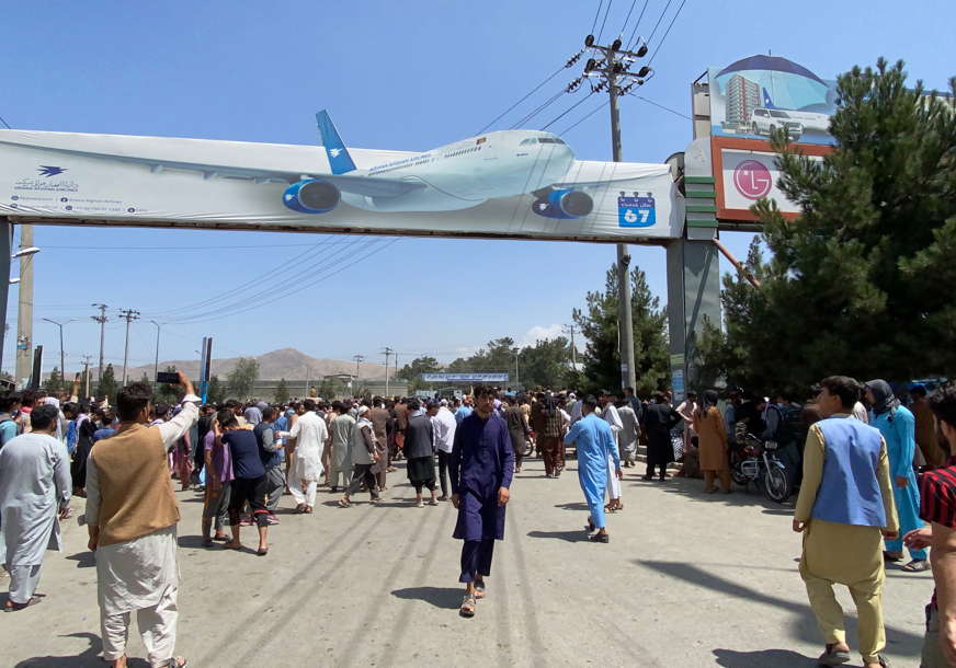 “Nemamo namjeru da nekoga povrijedimo” Talibani pucali u vazduh na aerodromu u Kabulu da rastjeraju masu