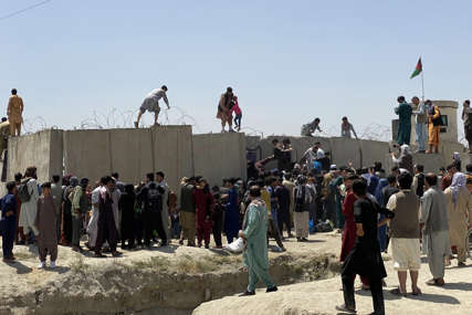OČEKUJU NOVI NAPAD Talibani pokušavaju da spriječe prilaz i rastjeraju ljude oko aerodroma