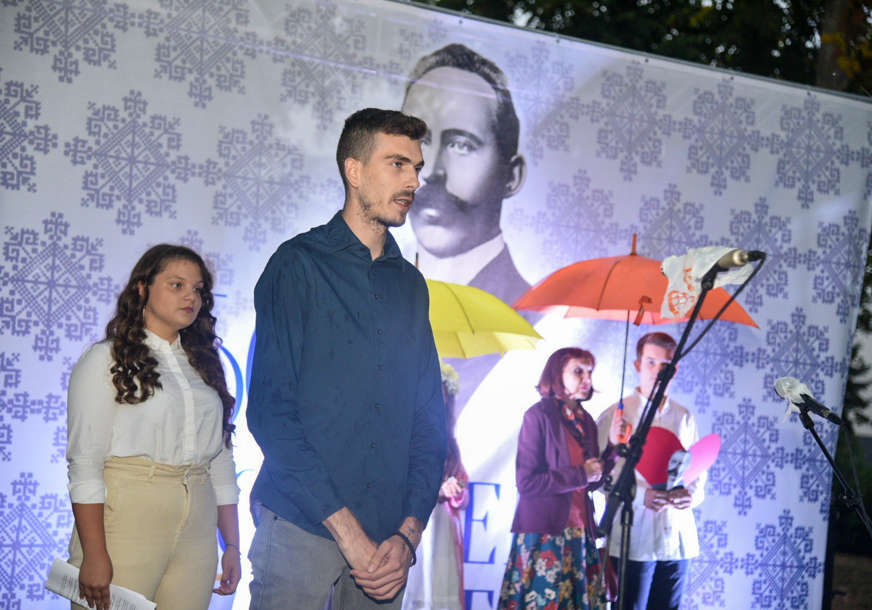 Spektakl na kiši Kočiću u čast: Nesvakidašnji program posvećen srpskom piscu (FOTO)