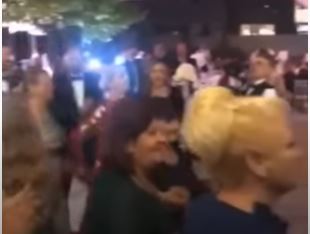 Vesela na kćerkinoj svadbi: Sebija Izetbegović povela kolo sa gostima na slavlju (VIDEO)