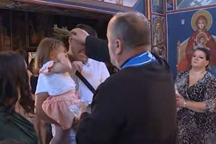 Nesvakidašnje krštenje u Pelagićevu: Kum krstio četvoro djece (VIDEO)