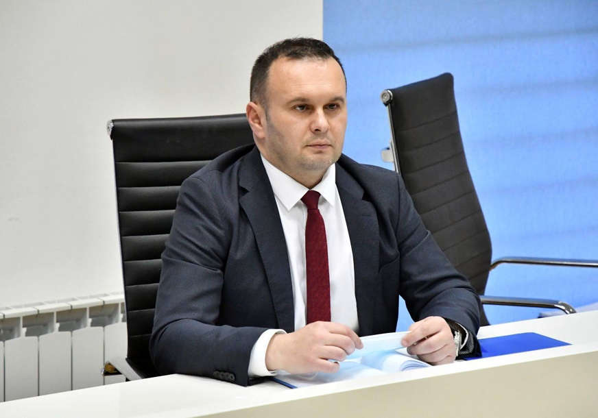 Oglasio se Ćosić “Političko Sarajevo odgovorno za skrnavljenje spomen-ploče”