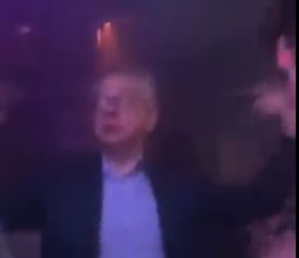 Poskakivao uz tehno muziku: Britanski ministar ludovao u klubu cijelu noć (VIDEO)