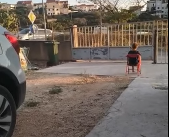 Mališan cijeli dan čekao vatrogasce u dvorištu da bi im se zahvalio za gašenje požara (VIDEO)