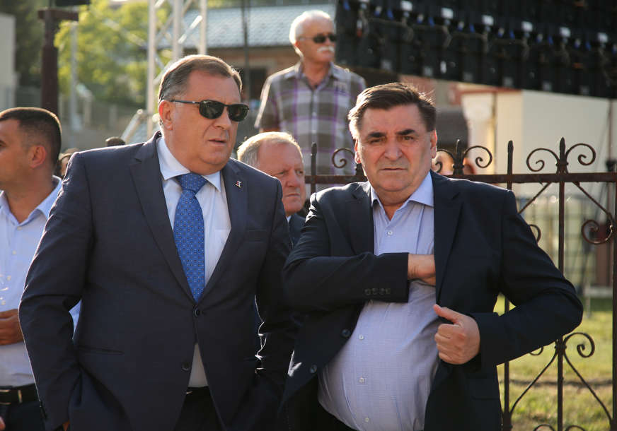 (VIDEO, FOTO) Aktivista udario po moćnicima: Dodika optužio za LAŽNO SVJEDOČENJE, Obrena Petrovića da je KUPIO SLOBODU