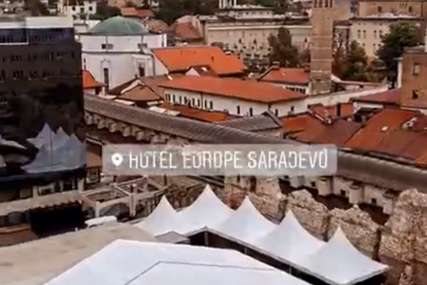 Atmosfera pred SVADBU GODINE u Sarajevu: Dio ulice zatvoren, parking pun, samo VIP zvanice imaju pristup hotelu za vjenčanje Jasmine Izetbegović
