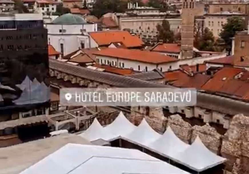Atmosfera pred SVADBU GODINE u Sarajevu: Dio ulice zatvoren, parking pun, samo VIP zvanice imaju pristup hotelu za vjenčanje Jasmine Izetbegović