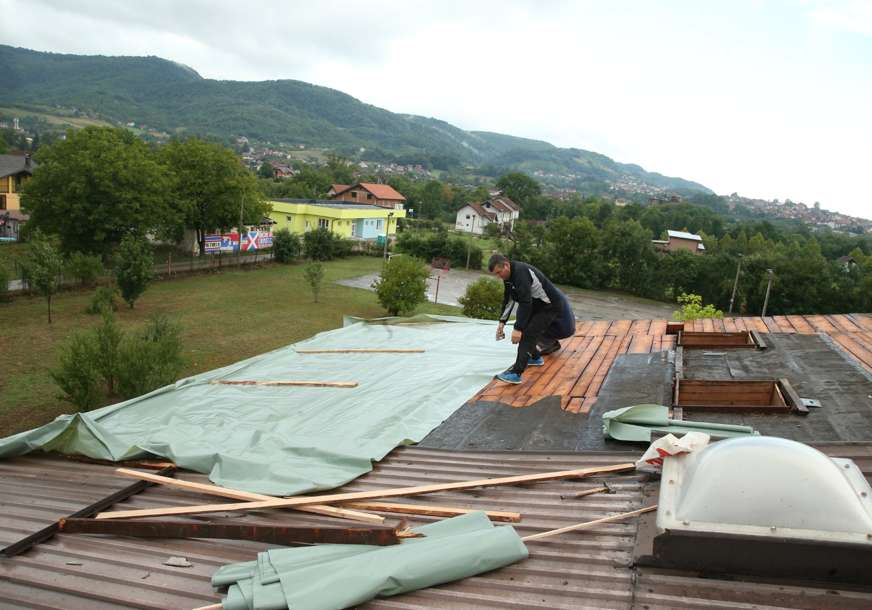 Voda ušla u kabinete: Vjetar uništio dio krova OŠ "Stanko Rakita" u Vrbanji (FOTO)