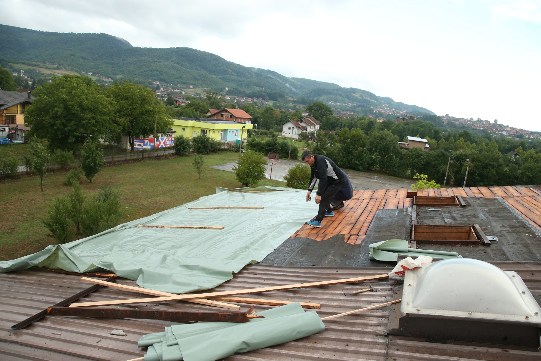 Voda ušla u kabinete: Vjetar uništio dio krova OŠ "Stanko Rakita" u Vrbanji (FOTO)