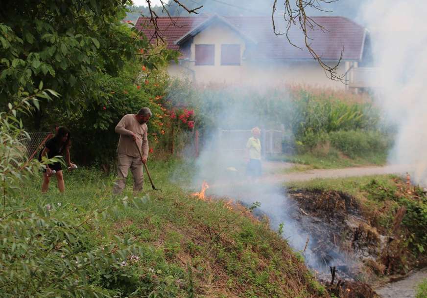 Pune ruke posla za vatrogasce: Paljenje rastinja u Prijedoru sve češće se OTIMA KONTROLI