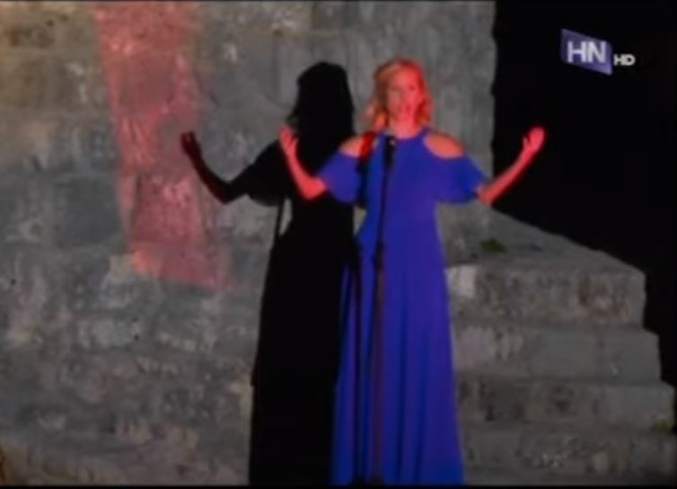 Skandal na otvaranju festivala: Umjetnica zaboravila tekst himne Crne Gore (VIDEO)