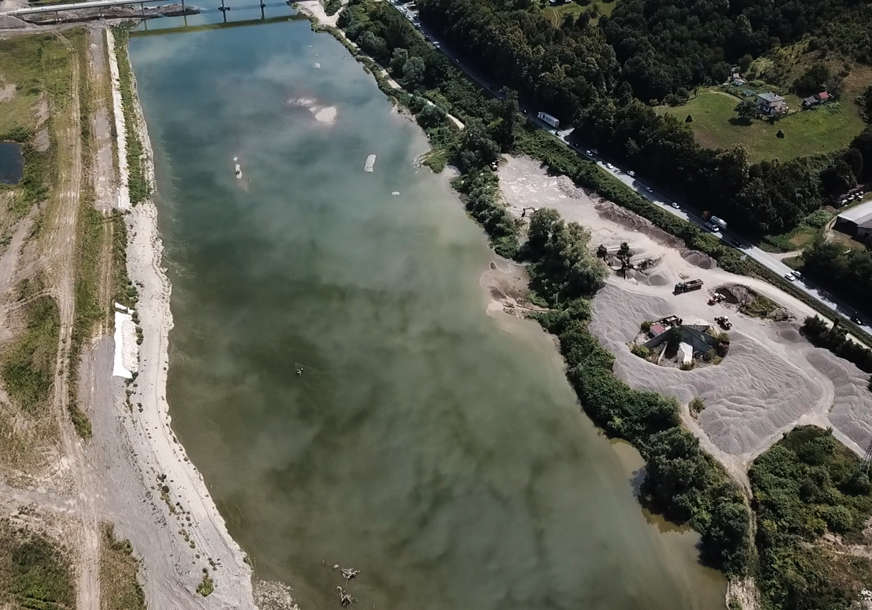 "DA SE NE PONOVI MAJ 2014." Građani prijavili nezakonitosti uz rijeku Bosnu (FOTO)