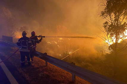 TURISTI EVAKUISANI Makron: Najgore izbjegnuto, ali požar i dalje nije pod kontrolom (VIDEO)