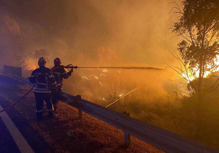 TURISTI EVAKUISANI Makron: Najgore izbjegnuto, ali požar i dalje nije pod kontrolom (VIDEO)