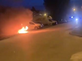 Čule su se manje detonacije: Gori automobil na parkingu (VIDEO)