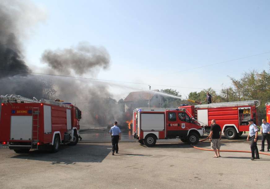 "Gasimo još sitna žarišta" Požar u banjalučkom naselju stavljen pod kontrolu
