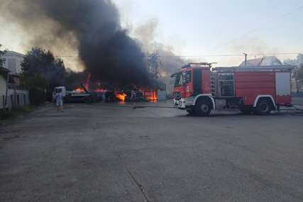 Veliki požar u Banjaluci: Gori skladište firme u naselju Lazarevo, ugrožene kuće (FOTO)