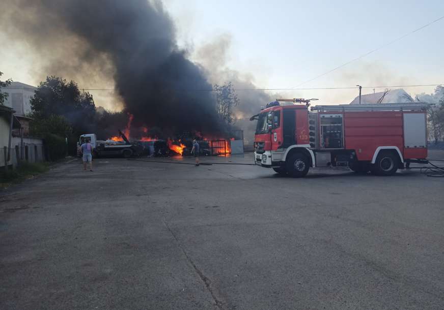 Veliki požar u Banjaluci: Gori skladište firme u naselju Lazarevo, ugrožene kuće (FOTO)