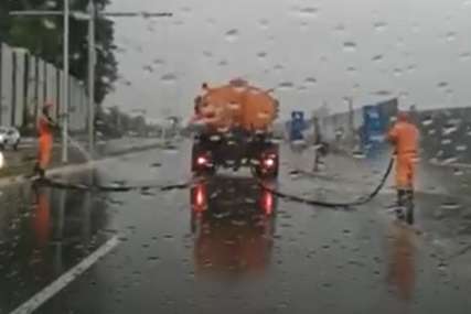 Nesvakidašnja scena u Beogradu: Komunalci peru ulice po kiši (VIDEO)