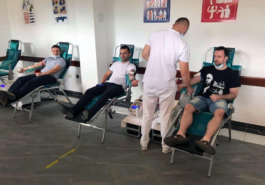 ODAZVAO SE I NAČELNIK PRNJAVORA Na akciju darivanja krvi prijavilo se 130 dobrovoljaca
