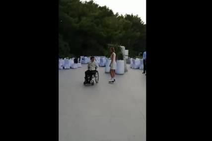 Prvi ples mladenaca o kojem bruji region: Davor u invalidskim kolicima, Marina na rolerima i nastala je magija (VIDEO)