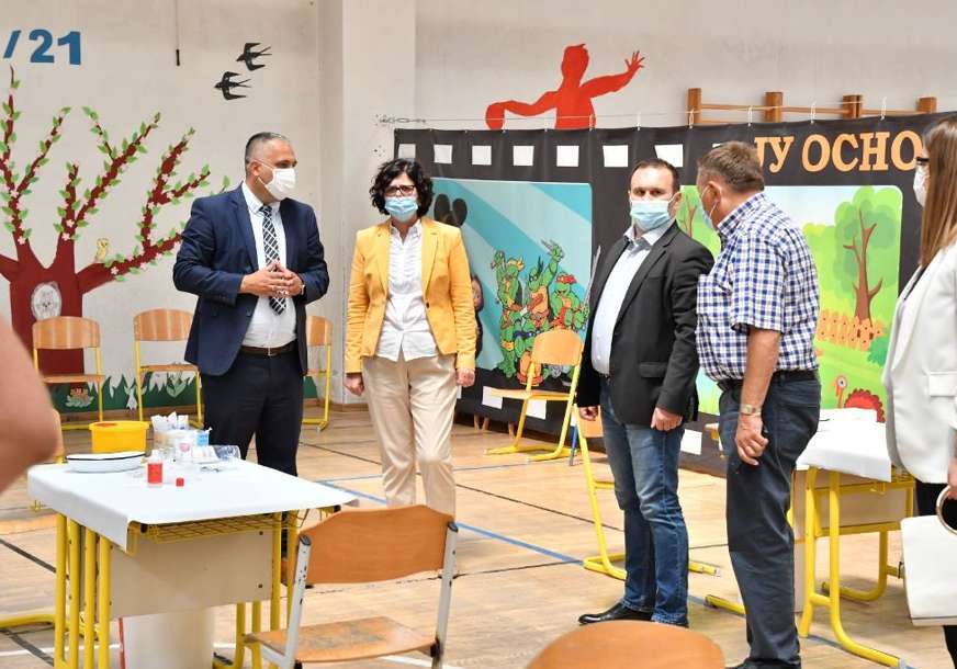 „POKAZATI BRIGU O ZDRAVLJU“ Ministarka Senka Jujić pozvala građane Istočnog Sarajeva da se vakcinišu (FOTO)
