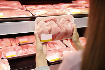 U frižiderima tržnih centara u Srpskoj sve manje pilećeg mesa, a evo šta je razlog (VIDEO)
