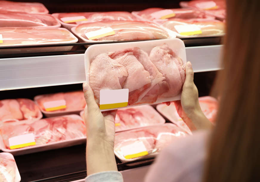 U frižiderima tržnih centara u Srpskoj sve manje pilećeg mesa, a evo šta je razlog (VIDEO)